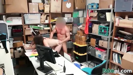 За воровство приходится расплачиваться и удовлетворять охранника